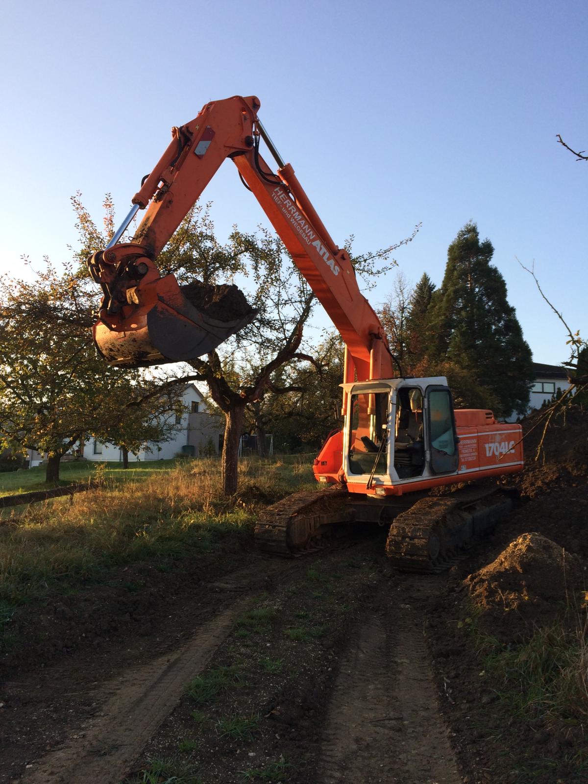 Kettenbagger Atlas 1704 LC mit gefülltem Löffel bei Erdarbeiten