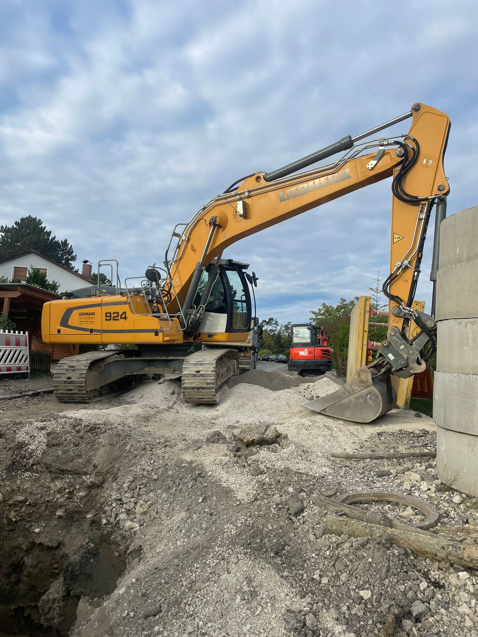 Kettenbagger Liebherr R 924 mit Herrmann-Beschriftung auf einer Kanalbaustelle