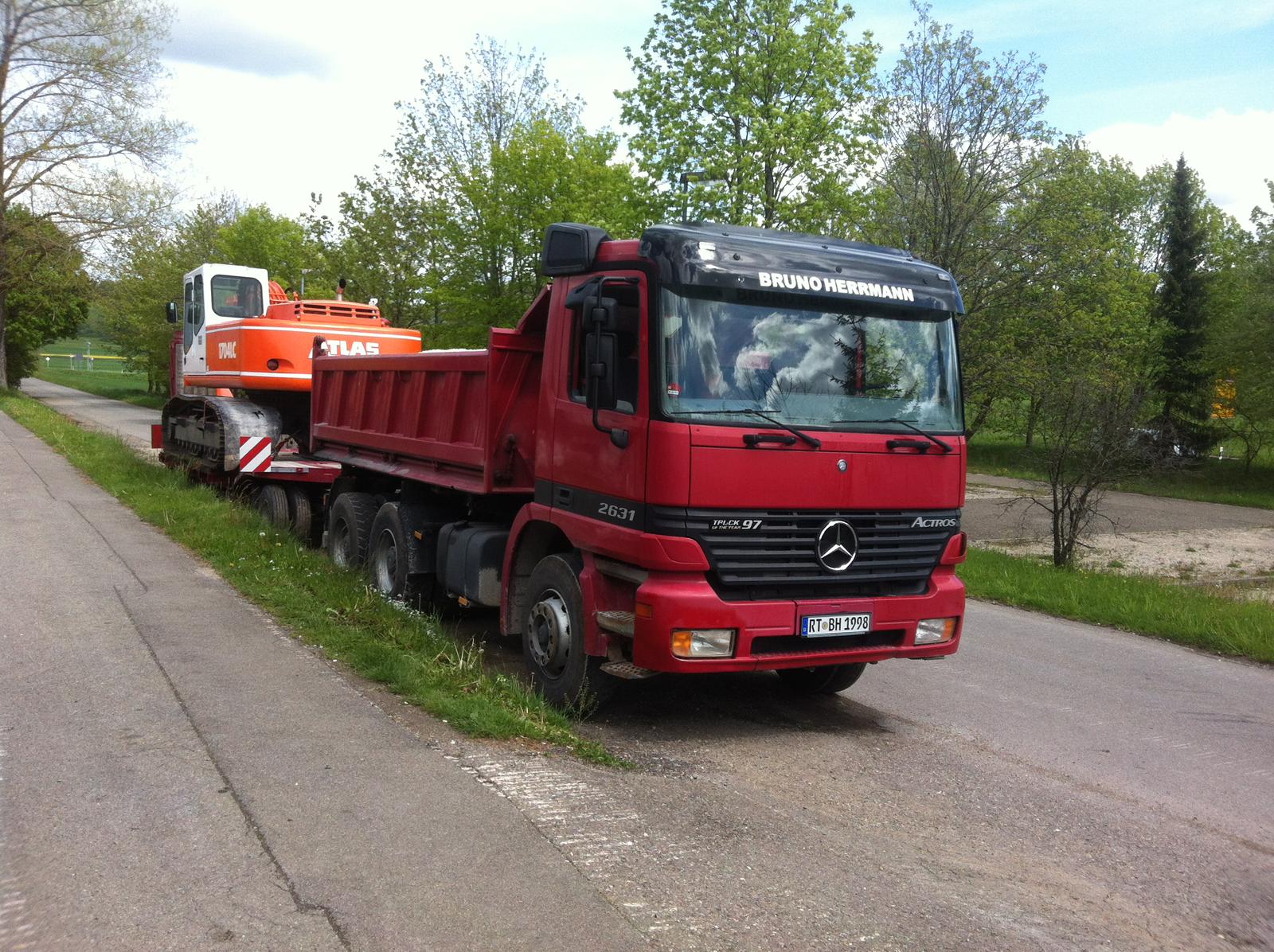 Dreiachsiger Mercedes Actros Kipper mit Tieflader und Kettenbagger im Schlepp